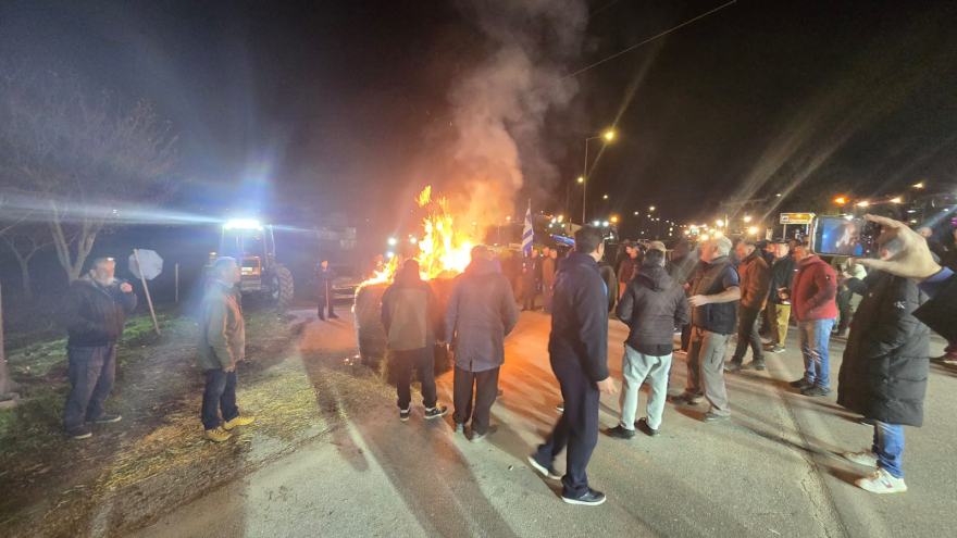 Λάρισα: Αγρότες του μπλόκου Γυρτώνης απέκλεισαν αιφνιδιαστικά την ΠΑΘΕ - Δείτε βίντεο και φωτογραφίες