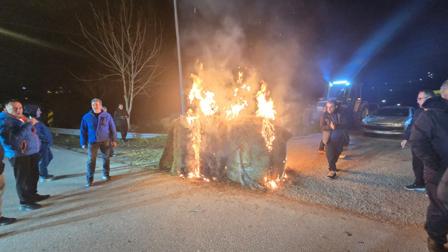 Λάρισα: Αγρότες του μπλόκου Γυρτώνης απέκλεισαν αιφνιδιαστικά την ΠΑΘΕ - Δείτε βίντεο και φωτογραφίες