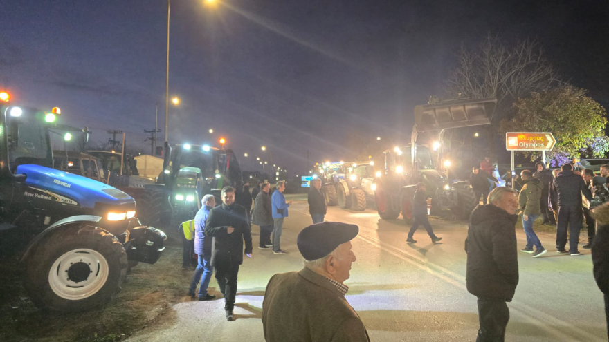 Λάρισα: Αγρότες του μπλόκου Γυρτώνης απέκλεισαν αιφνιδιαστικά την ΠΑΘΕ - Δείτε βίντεο και φωτογραφίες