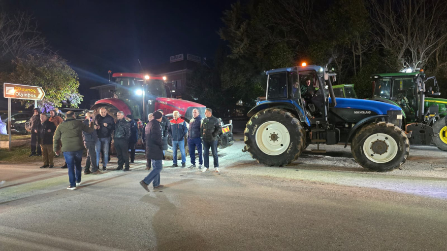 Λάρισα: Αγρότες του μπλόκου Γυρτώνης απέκλεισαν αιφνιδιαστικά την ΠΑΘΕ - Δείτε βίντεο και φωτογραφίες
