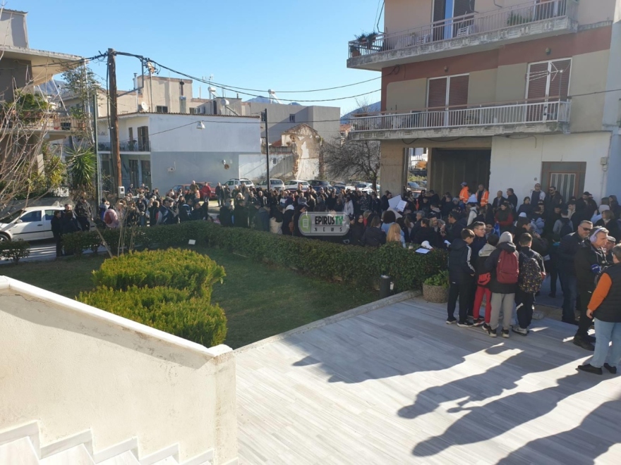 Φιλιάτες Θεσπρωτίας: Κινητοποιήσεις από τους κατοίκους που ζητούν να μην μπει λουκέτο στο στρατόπεδο