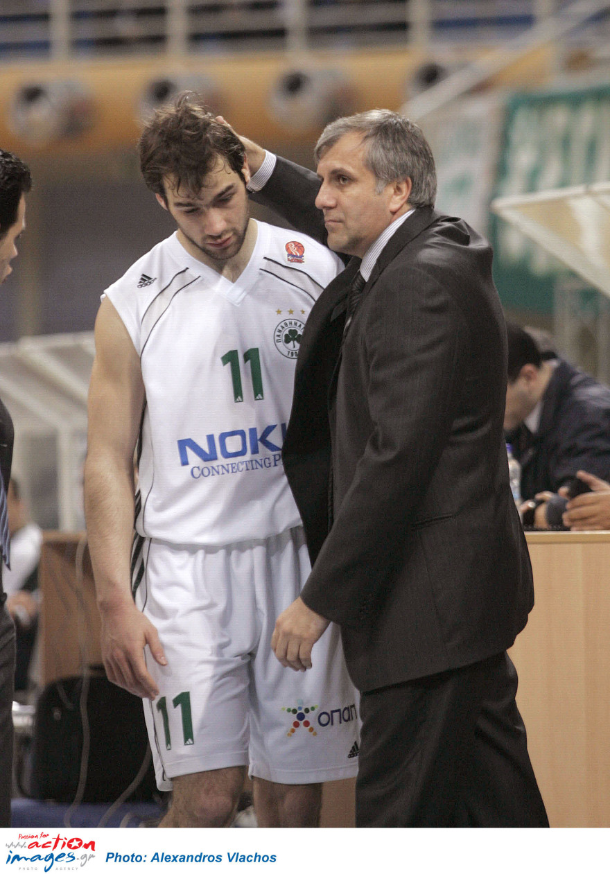 Ιστορική χειραψία ανάμεσα σε Σπανούλη - Ομπράντοβιτς μετά από 15 χρόνια - «Θρυλικός προπονητής» είπε ο Έλληνας για τον Σέρβο- Βίντεο 