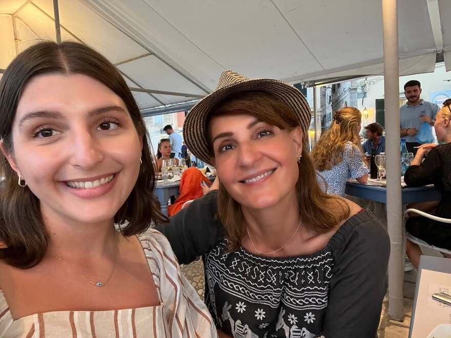 Νία Βαρντάλος: Αναπολεί τα γυρίσματα στην Ελλάδα - Οι φωτογραφίες από το σετ του «Γάμος αλά ελληνικά 3»