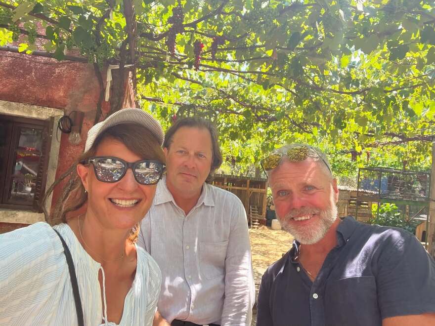 Νία Βαρντάλος: Αναπολεί τα γυρίσματα στην Ελλάδα - Οι φωτογραφίες από το σετ του «Γάμος αλά ελληνικά 3»