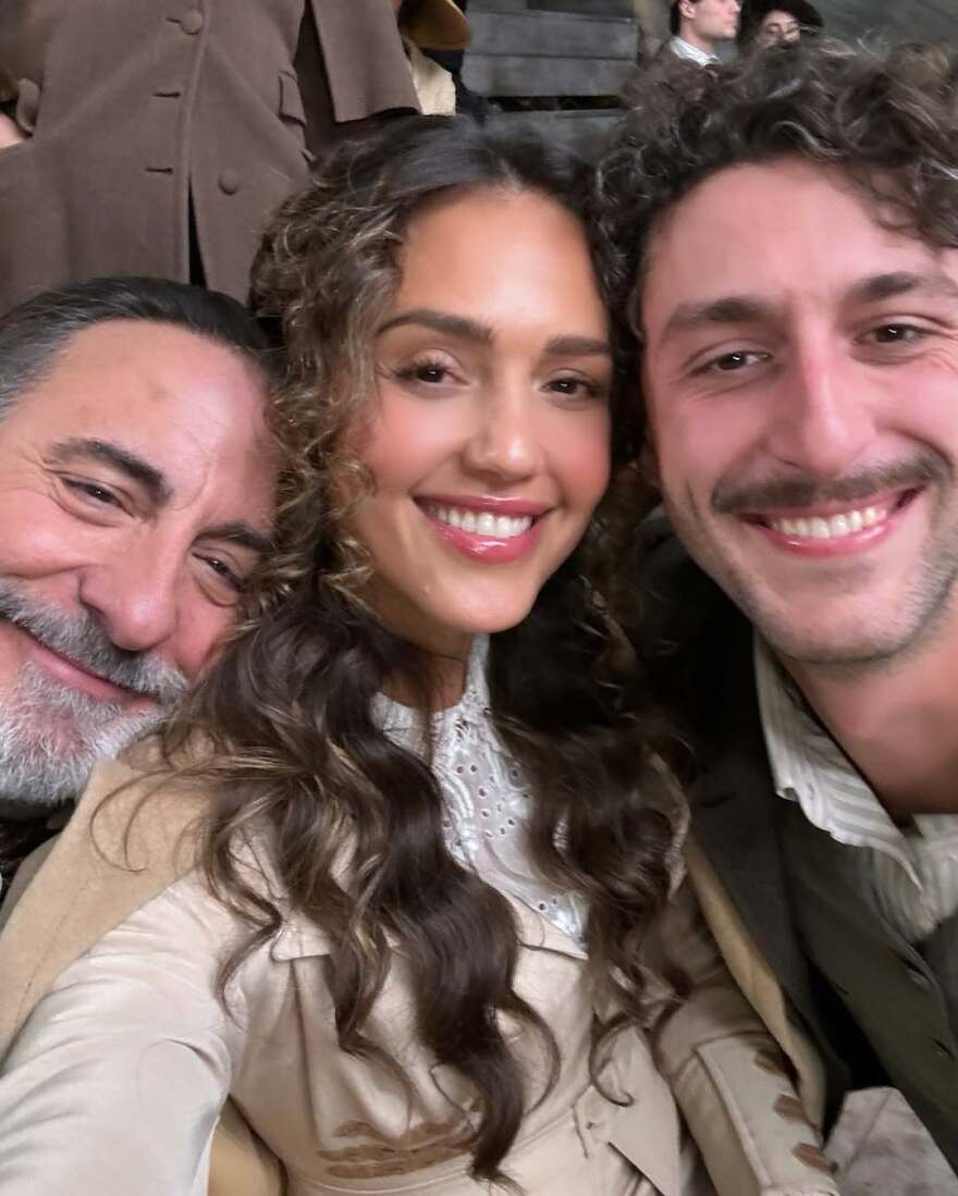 Τζέσικα Άλμπα: Δημοσίευσε φωτογραφίες από τα γυρίσματα της ταινίας «Maserati: The Brothers» 