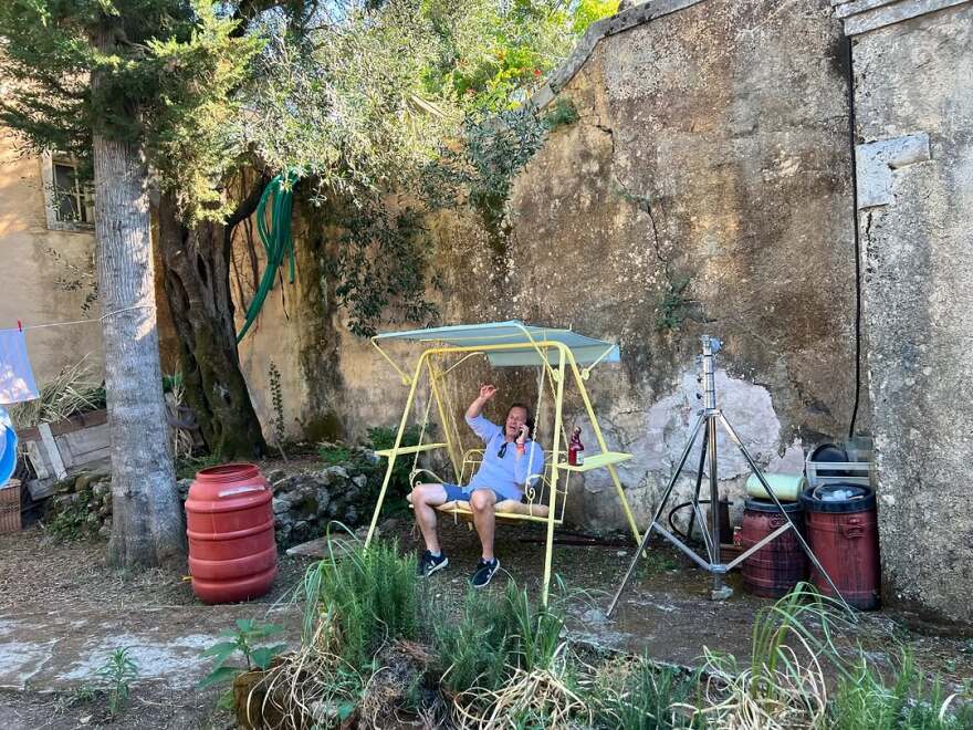 Νία Βαρντάλος: Αναπολεί τα γυρίσματα στην Ελλάδα - Οι φωτογραφίες από το σετ του «Γάμος αλά ελληνικά 3»