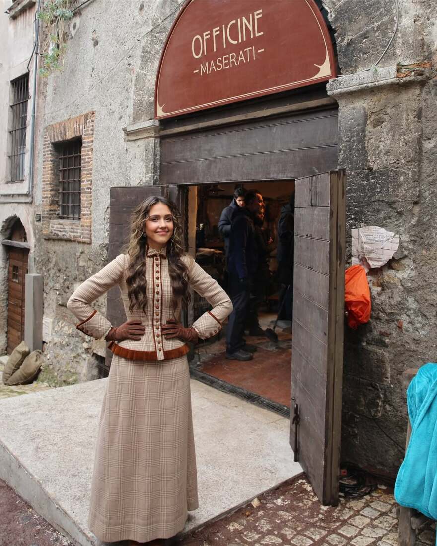 Τζέσικα Άλμπα: Δημοσίευσε φωτογραφίες από τα γυρίσματα της ταινίας «Maserati: The Brothers» 