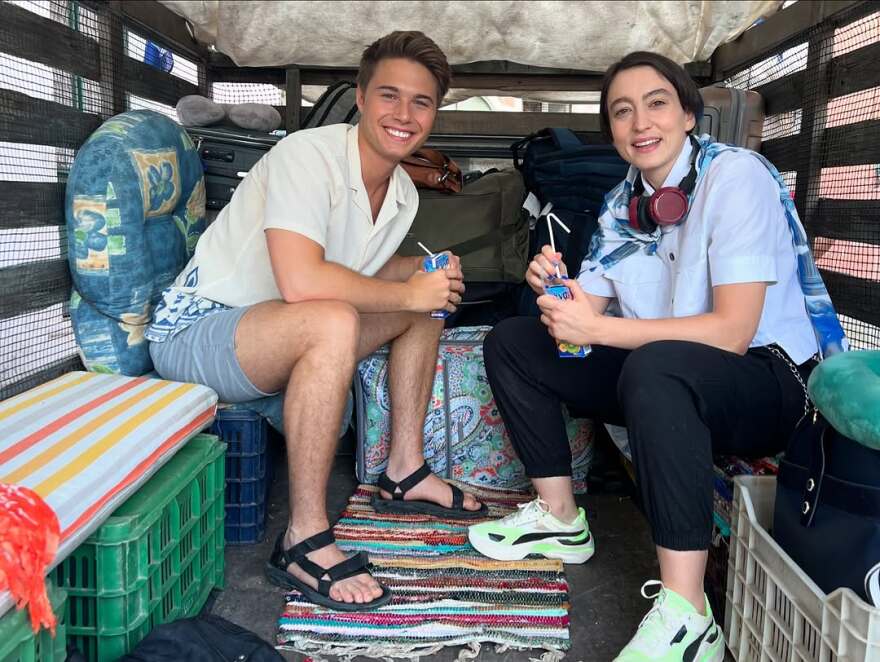 Νία Βαρντάλος: Αναπολεί τα γυρίσματα στην Ελλάδα - Οι φωτογραφίες από το σετ του «Γάμος αλά ελληνικά 3»