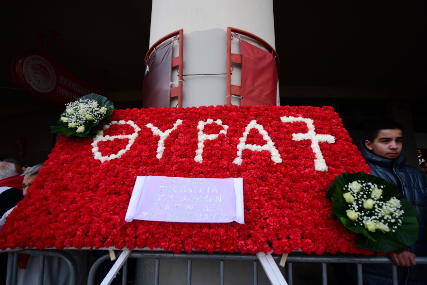 Ολυμπιακός: Σύσσωμα το τμήματα ποδοσφαίρου και μπάσκετ στο μνημόσυνο των θυμάτων της Θύρας 7