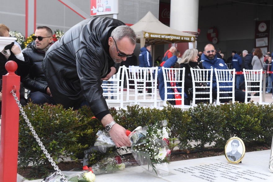 Ολυμπιακός: Σύσσωμα το τμήματα ποδοσφαίρου και μπάσκετ στο μνημόσυνο των θυμάτων της Θύρας 7