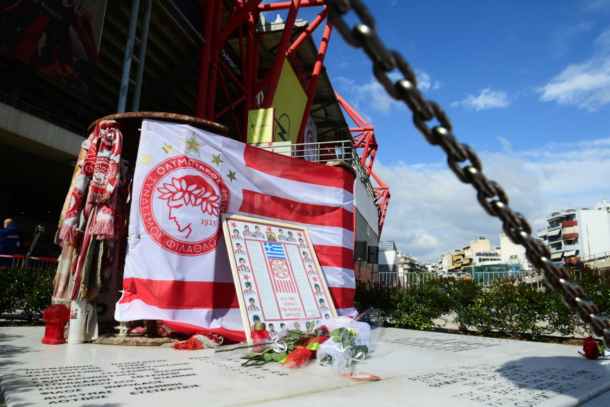 Ολυμπιακός: Σύσσωμα το τμήματα ποδοσφαίρου και μπάσκετ στο μνημόσυνο των θυμάτων της Θύρας 7