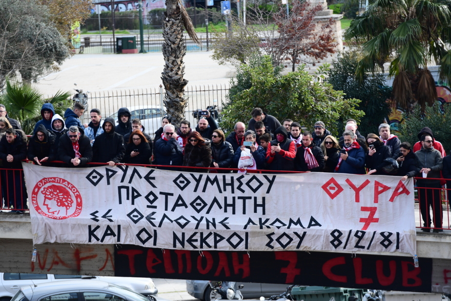 Ολυμπιακός: Σύσσωμα το τμήματα ποδοσφαίρου και μπάσκετ στο μνημόσυνο των θυμάτων της Θύρας 7