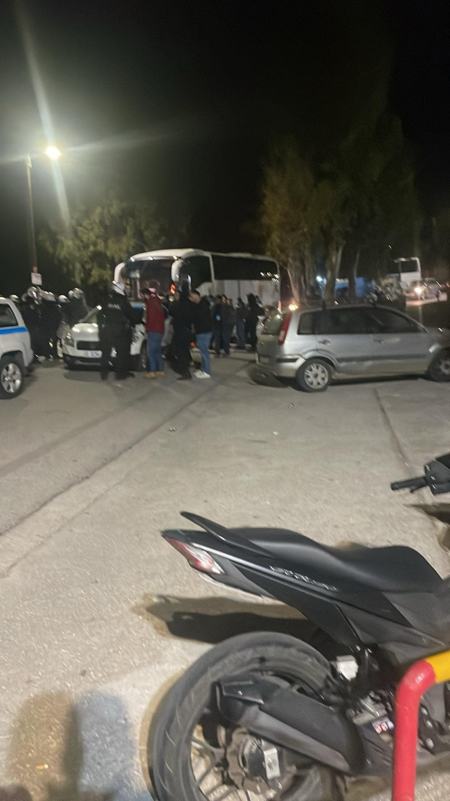 Επεισόδια και εκκένωση του γηπέδου στο Λαύριο - Μαρούσι, τραυματίστηκε μέλος της γραμματείας - Βίντεο 