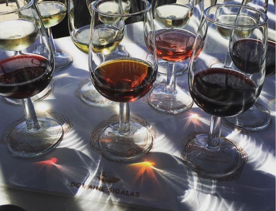 Ο οινοποιός Πάρις Σιγάλας, που παράγει δίπλα στο Κολούμπο, παραμένει στη Σαντορίνη για να προστατεύσει τα σπάνια αμπέλια του