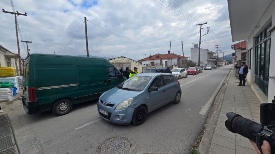 Λάρισα: Πυροτεχνουργοί στο ξυλουργείο - οπλοστάσιο του 60χρονου για να απομακρύνουν τα εκρηκτικά