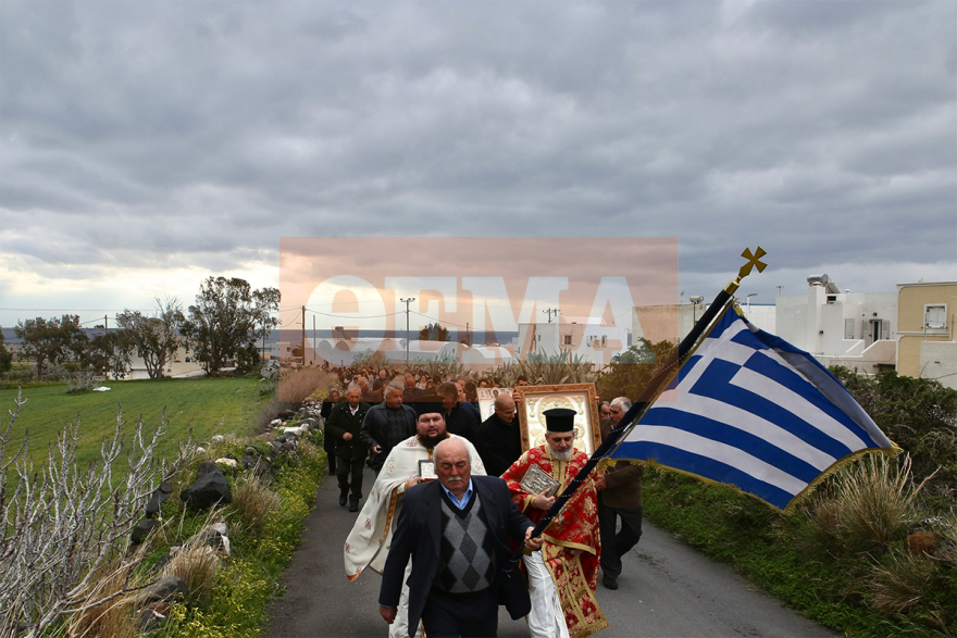 Σαντορίνη: Με σημαίες, λείψανα αγίων και εικόνες στους δρόμους κάτοικοι για λιτανεία κατά των σεισμών