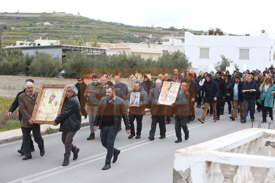 Σαντορίνη: Με σημαίες, λείψανα αγίων και εικόνες στους δρόμους κάτοικοι για λιτανεία κατά των σεισμών