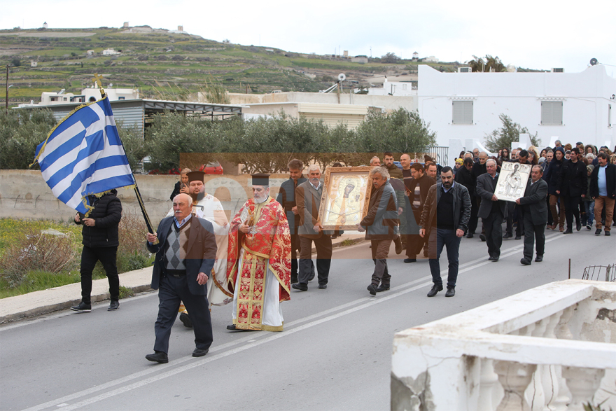 Σαντορίνη: Με σημαίες, λείψανα αγίων και εικόνες στους δρόμους κάτοικοι για λιτανεία κατά των σεισμών