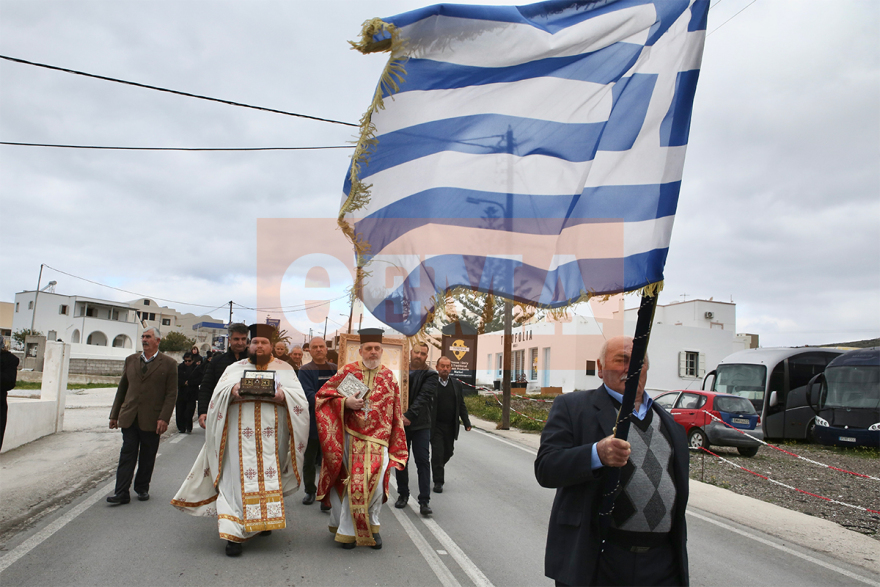 Σαντορίνη: Με σημαίες, λείψανα αγίων και εικόνες στους δρόμους κάτοικοι για λιτανεία κατά των σεισμών