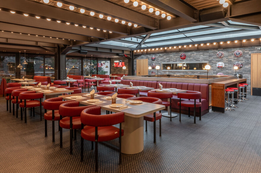 Το Jackson Hall, το θρυλικό στέκι στο Κολωνάκι,  ανοίγει ξανά τις πόρτες του στον πεζόδρομο της Μηλιώνη 