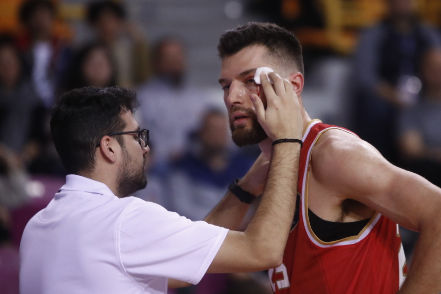 Μάτωσε στο πρόσωπο ο Πίτερς στο Ολυμπιακός - ΠΑΟΚ και πήγε στον πάγκο για τις πρώτες βοήθειες -  Βίντεο 