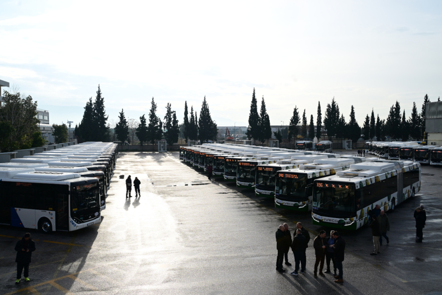 Μητσοτάκης στο αμαξοστάσιο της ΟΣΥ: Καινούργια λεωφορεία έως τα μέσα του 2025 και αύξηση δρομολογίων