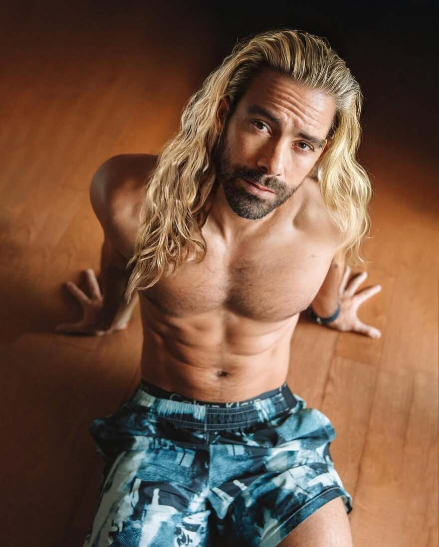 Σάκης Τανιμανίδης: Ποζάρει στο Instagram με μακριά ξανθά μαλλιά