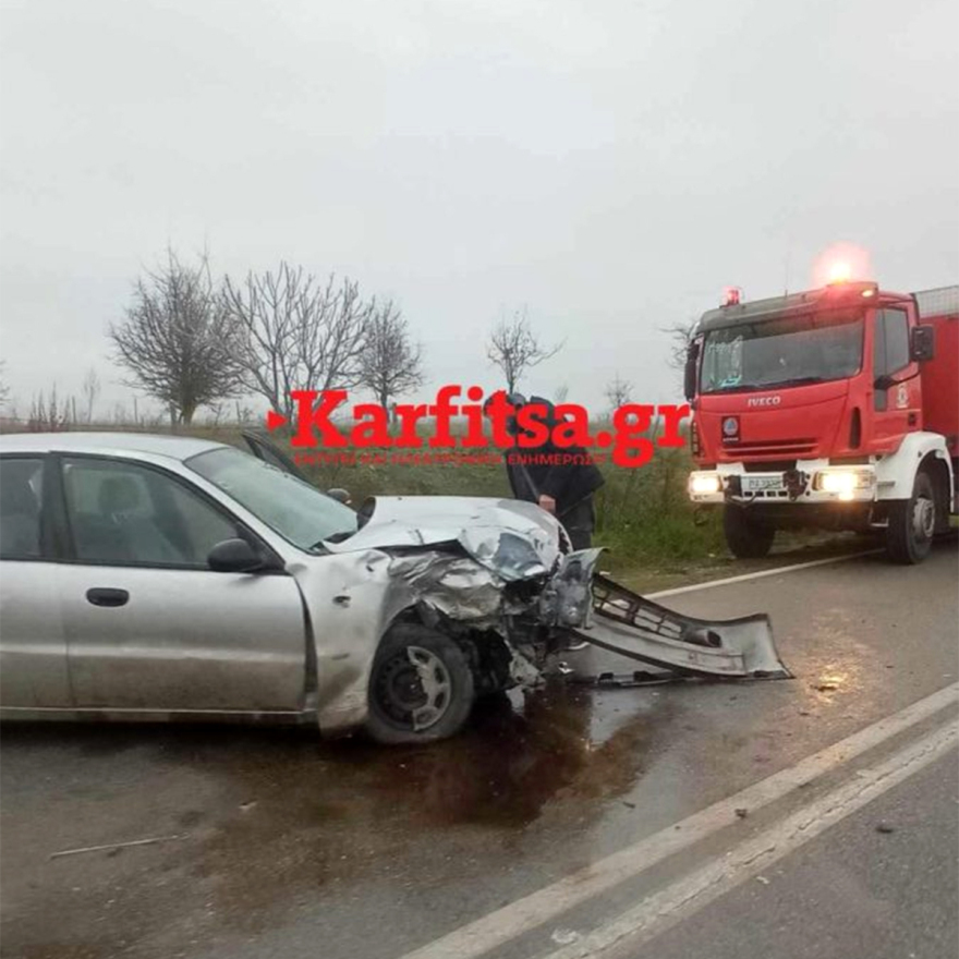 Σφοδρή σύγκρουση οχημάτων στη Θεσσαλονίκη - Δύο τραυματίες, δείτε φωτογραφίες