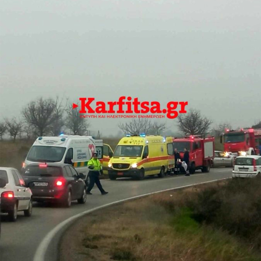 Σφοδρή σύγκρουση οχημάτων στη Θεσσαλονίκη - Δύο τραυματίες, δείτε φωτογραφίες