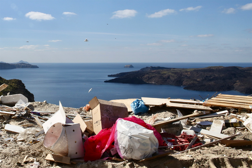 Τα «σκουπίδια με την πιο όμορφη θέα» και η περιβαλλοντική κρίση της Καλντέρας