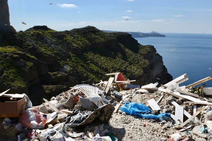 Τα «σκουπίδια με την πιο όμορφη θέα» και η περιβαλλοντική κρίση της Καλντέρας