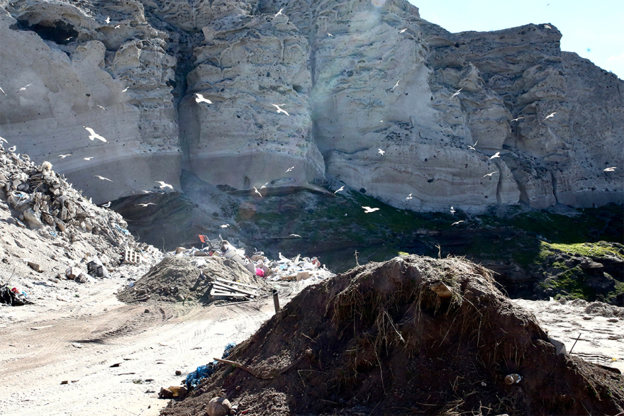 Τα «σκουπίδια με την πιο όμορφη θέα» και η περιβαλλοντική κρίση της Καλντέρας