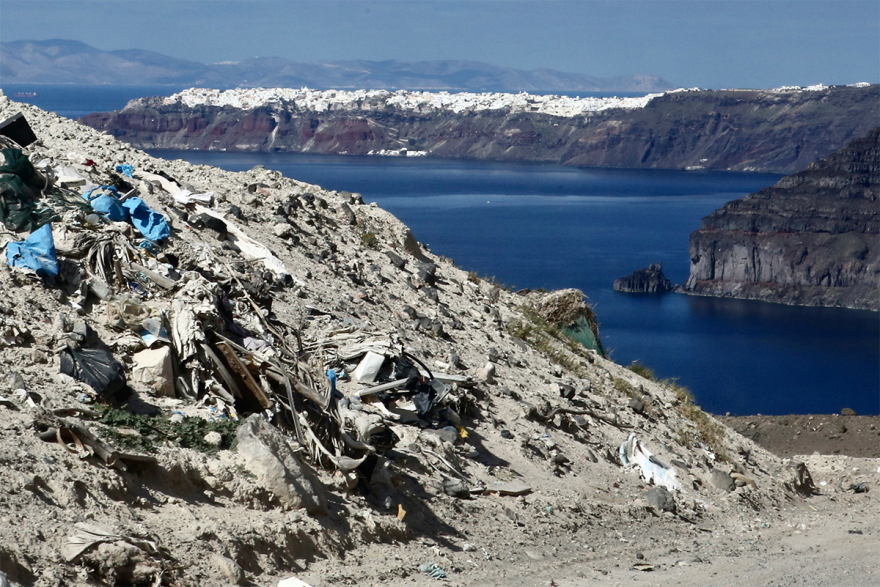 Τα «σκουπίδια με την πιο όμορφη θέα» και η περιβαλλοντική κρίση της Καλντέρας