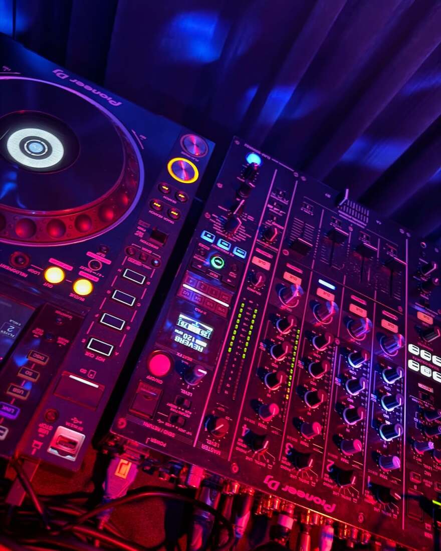 Δανάη Μπάρκα - Φίλιππος Τσαγκρίδης: Φωτογραφήθηκαν μαζί ένα χρόνο μετά το φιλί τους σε νυχτερινό κέντρο