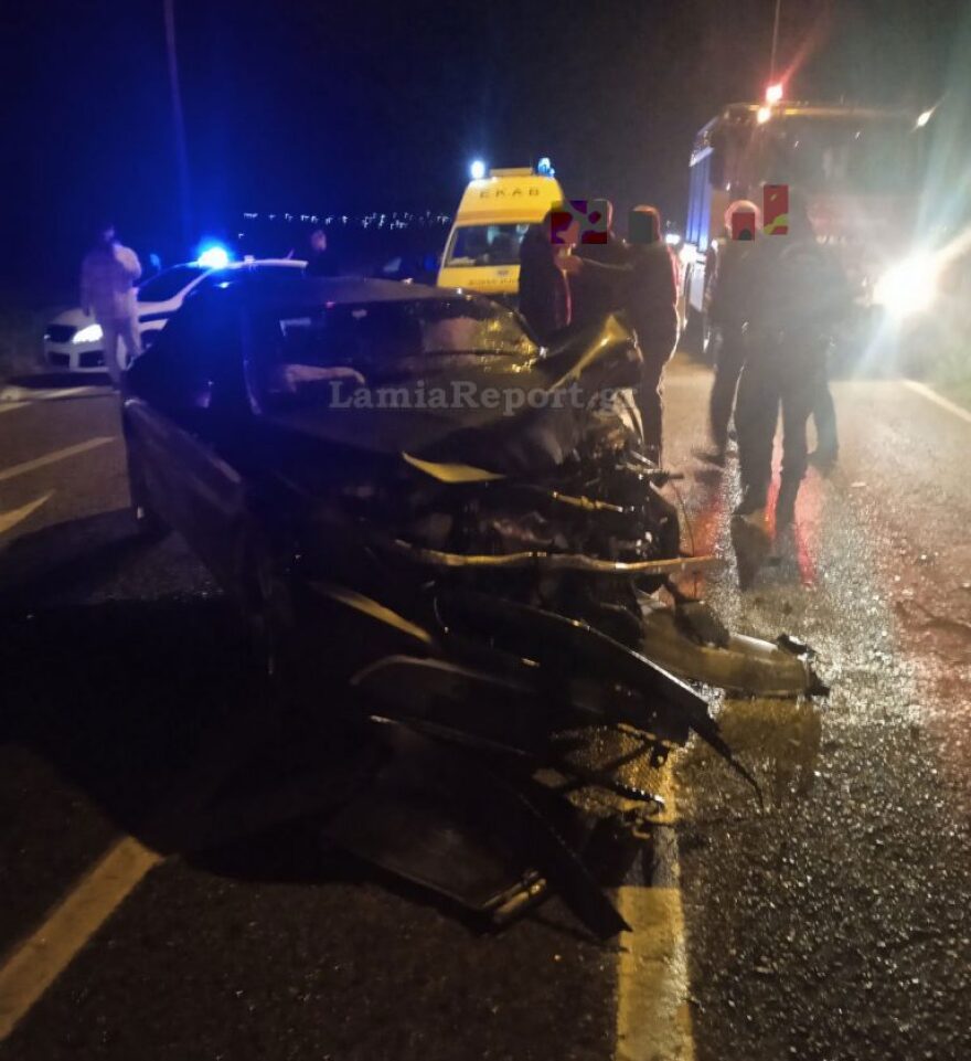 Μετωπική σύγκρουση ΙΧ στο δρόμο Λαμίας - Καρπενησίου: Ένας νεκρός και δύο τραυματίες, δείτε φωτογραφίες