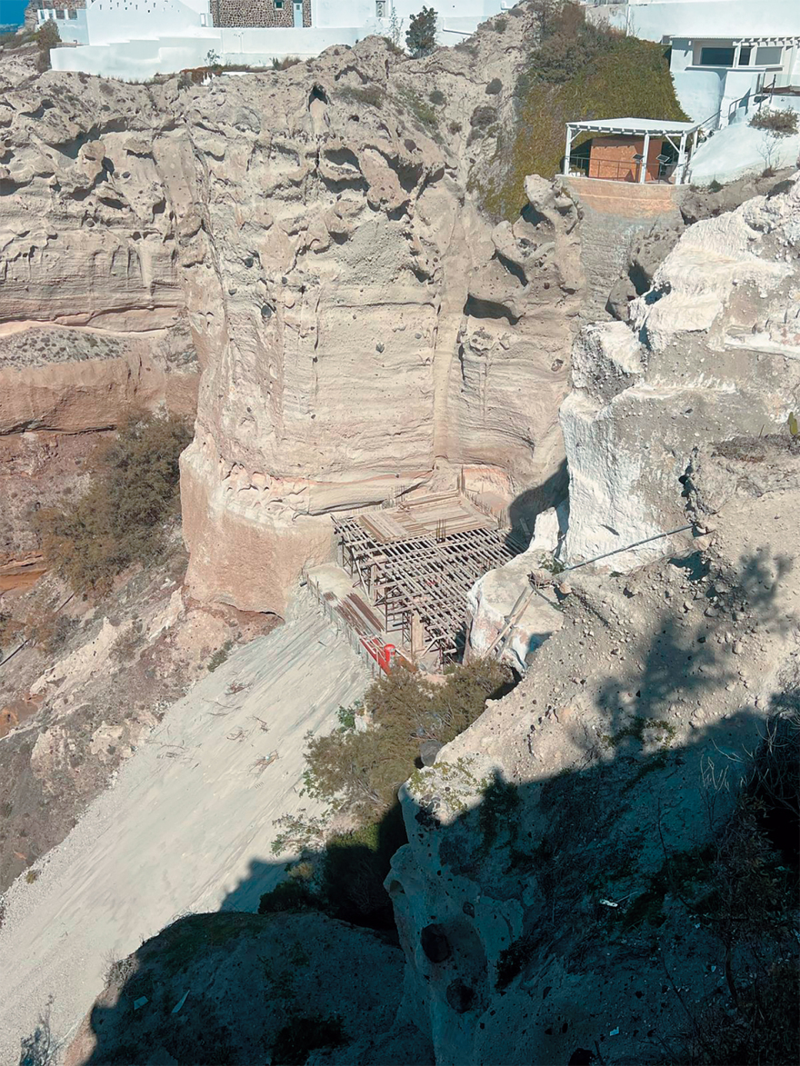 Αυτοψία στο αρχιτεκτονικό χάος της Σαντορίνης: Αυθαιρεσίες που αιωρούνται στο κενό, ερείπια του 1956 που έγιναν καταλύματα