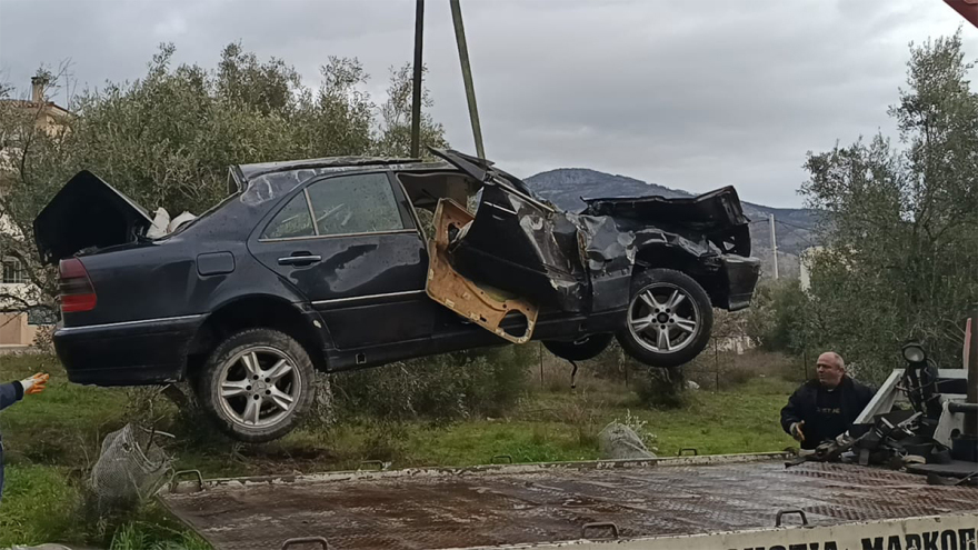 Τροχαίο δυστύχημα με νεκρό έναν 15χρονο στη Φυλή - Το αυτοκίνητο έγινε σμπαράλια