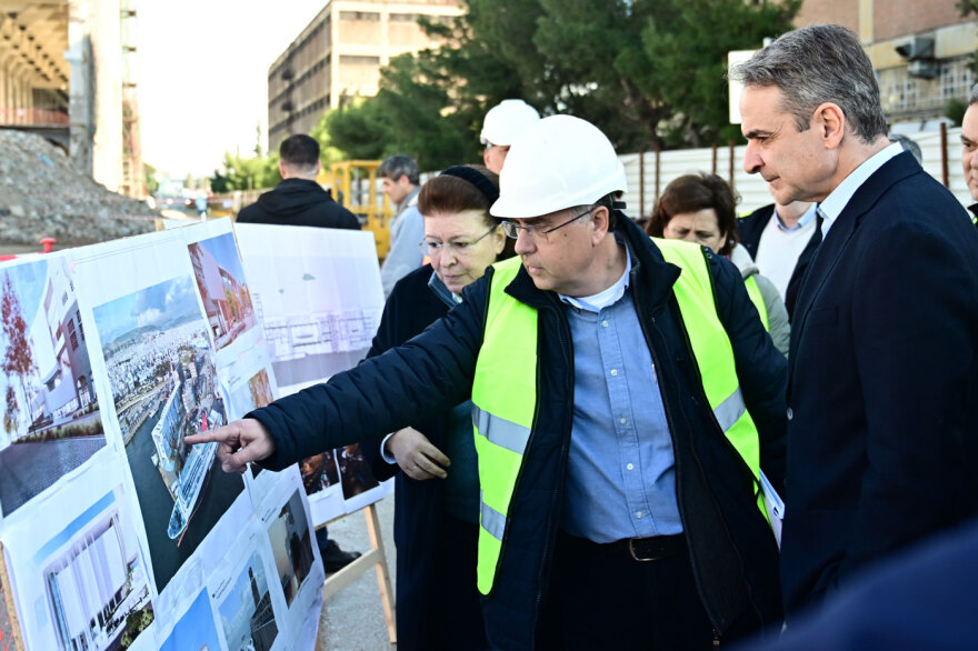 Στο εργοτάξιο του νέου Δικαστικού Μεγάρου και του Μουσείου Ενάλιων Αρχαιοτήτων στον Πειραιά ο Μητσοτάκης: Το πρώτο λιμάνι της χώρας αλλάζει όψη