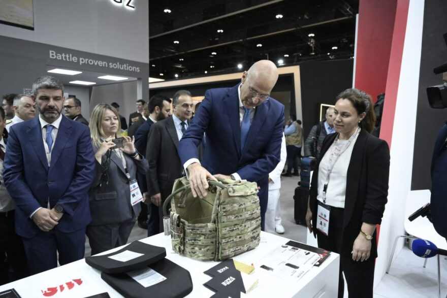 Στα Ηνωμένα Αραβικά Εμιράτα ο Δένδιας - Επισκέφθηκε τη φρεγάτα Ύδρα που μετέχει στην επιχείρηση «Ασπίδες»