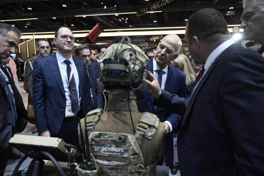 Στα Ηνωμένα Αραβικά Εμιράτα ο Δένδιας - Επισκέφθηκε τη φρεγάτα Ύδρα που μετέχει στην επιχείρηση «Ασπίδες»