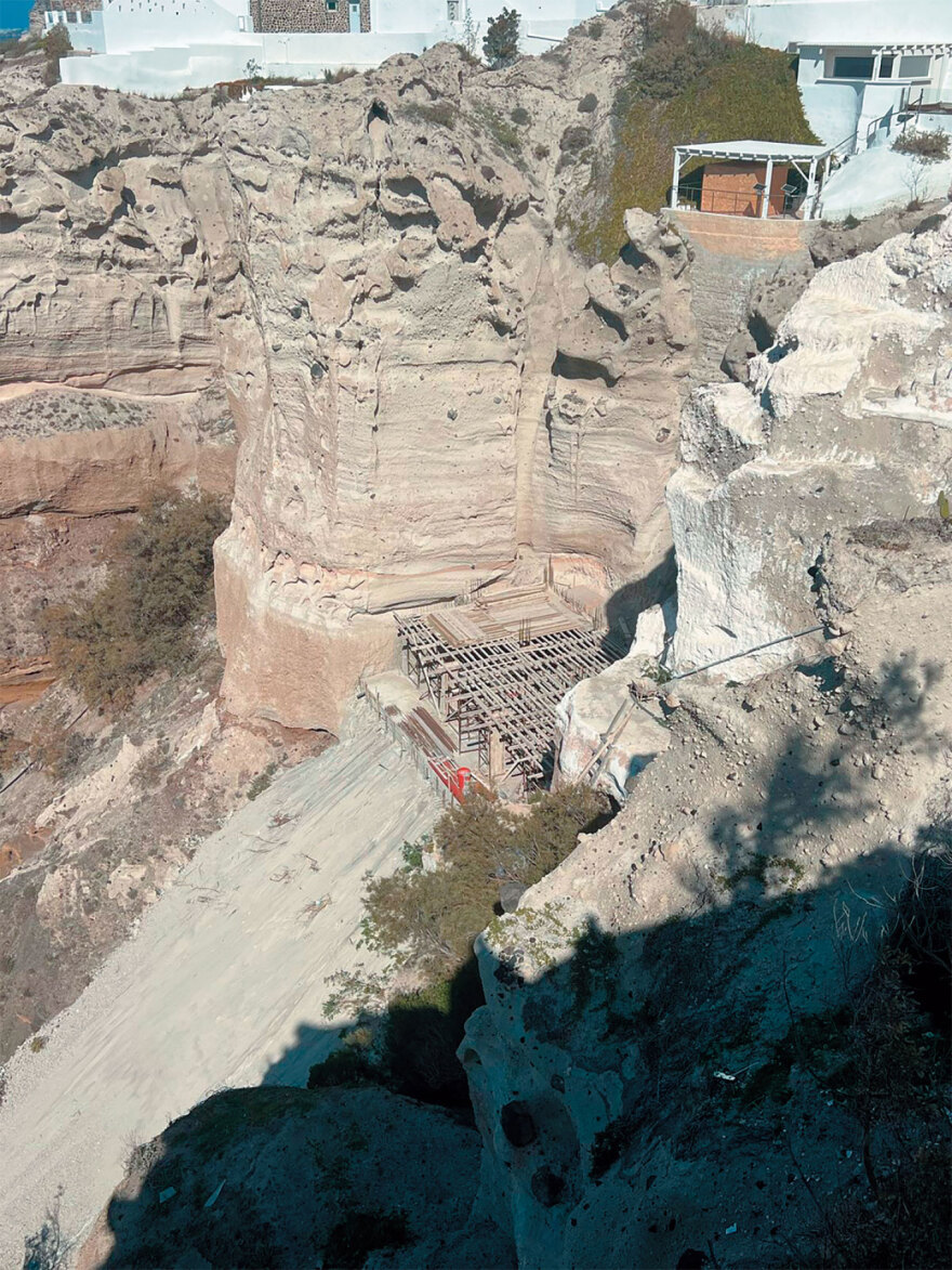 Σαντορίνη: Έργα για αντιστήριξη του εδάφους λέει ότι έκανε η τεχνική εταιρεία στην αυθαίρετη κατασκευή της Καλντέρας