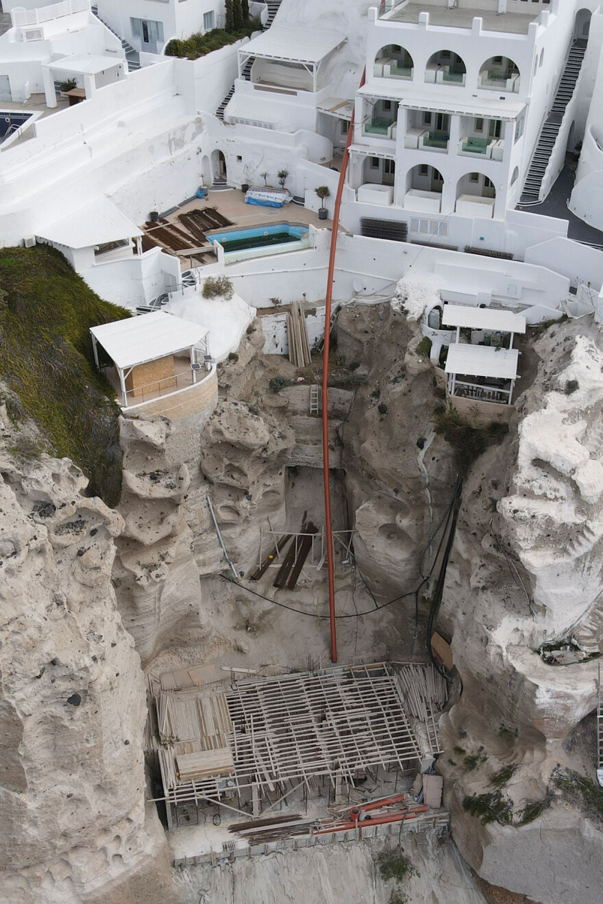 Σαντορίνη: Έργα για αντιστήριξη του εδάφους λέει ότι έκανε η τεχνική εταιρεία στην αυθαίρετη κατασκευή της Καλντέρας