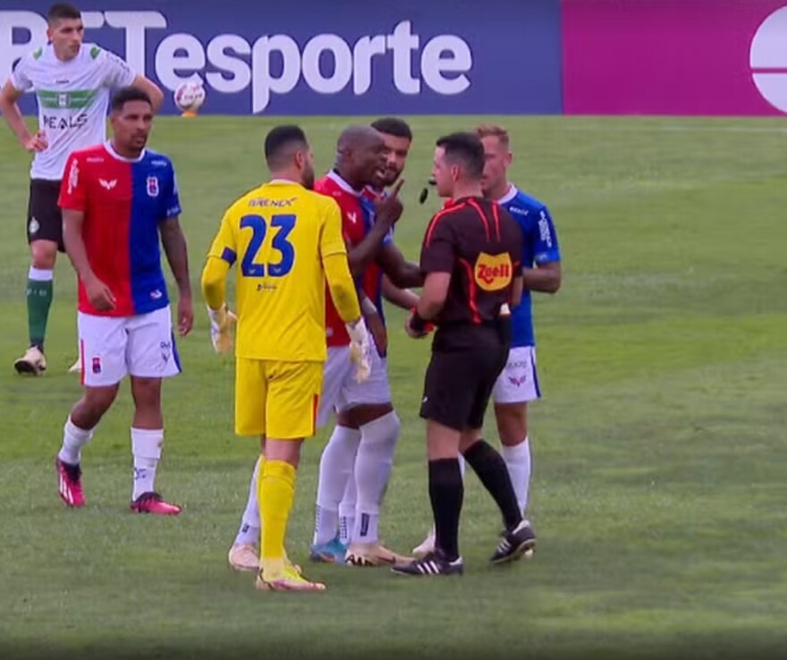 Βραζιλία: Διαιτητής καλεί την αστυνομία για να βγάλει από το γήπεδο παίκτη που απέβαλε - Δείτε βίντεο