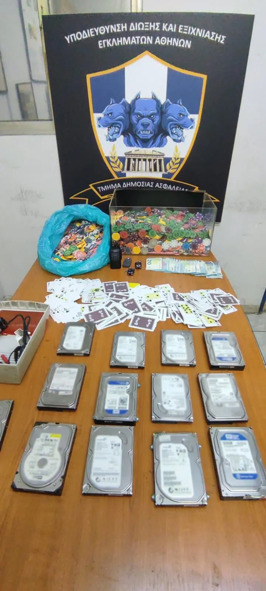 Είχαν μετατρέψει σε «φρούριο» το παράνομο καζίνο στην Αθήνα: Οι «τσεκαδόροι», οι 15 κάμερες ασφαλείας και η κρύπτη στο πατάρι