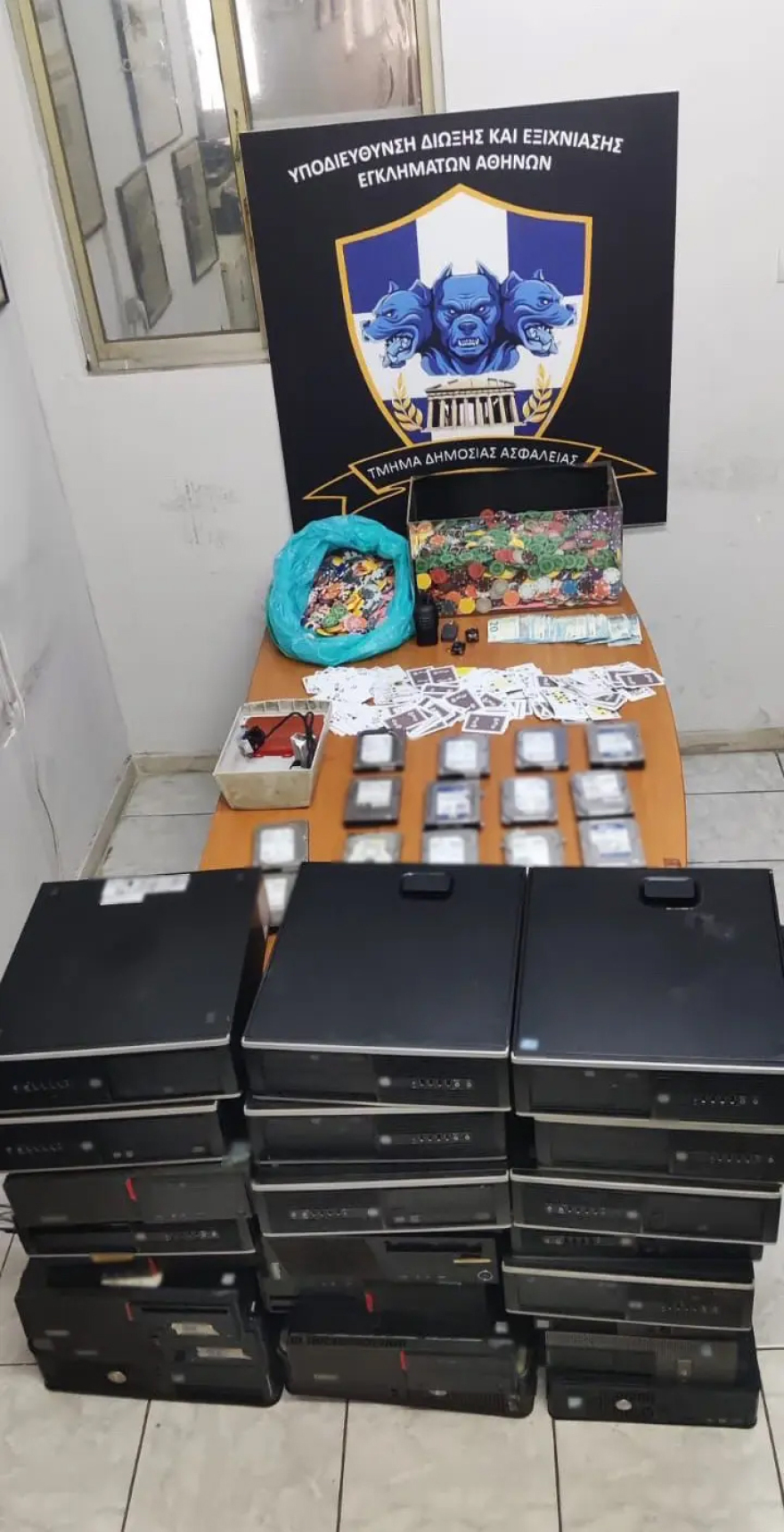 Είχαν μετατρέψει σε «φρούριο» το παράνομο καζίνο στην Αθήνα: Οι «τσεκαδόροι», οι 15 κάμερες ασφαλείας και η κρύπτη στο πατάρι