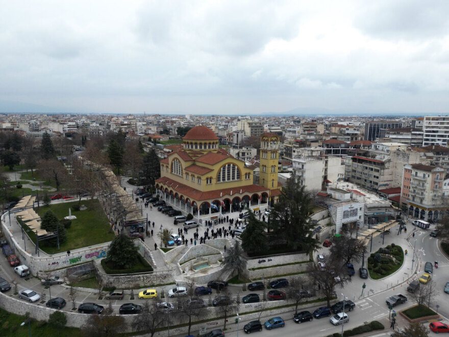 Σε κλίμα οδύνης η κηδεία του Βασίλη Καλογήρου - «Να έχετε ευλογία στη ζωή σας», είπε η μάνα του έξω από τον ναό