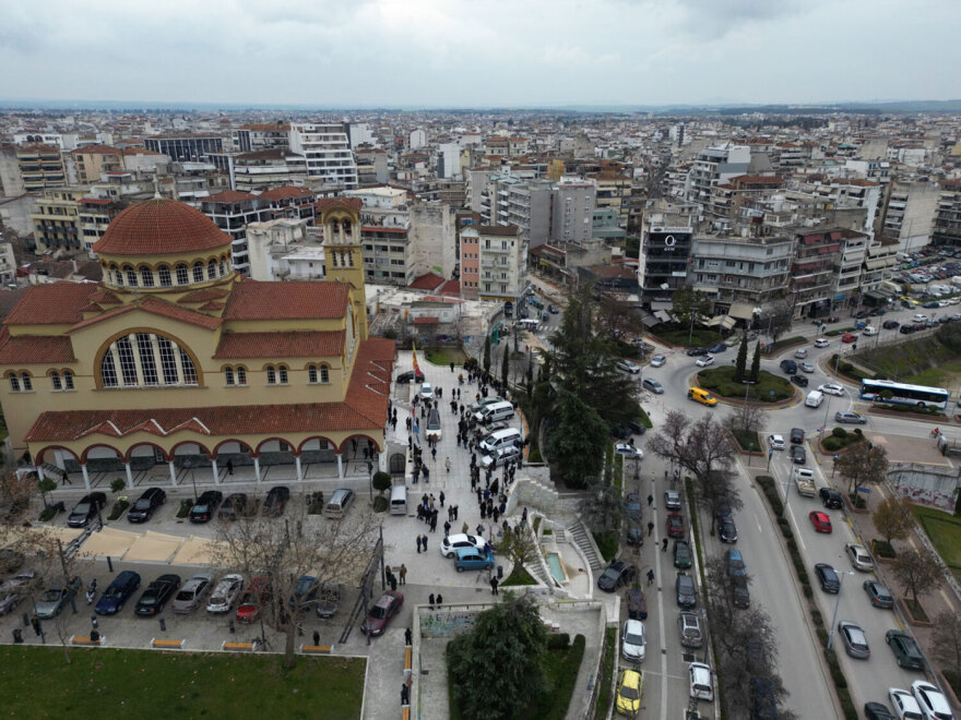 Σε κλίμα οδύνης η κηδεία του Βασίλη Καλογήρου - «Να έχετε ευλογία στη ζωή σας», είπε η μάνα του έξω από τον ναό