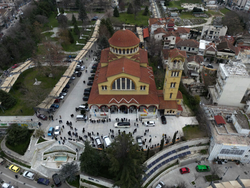 Σε κλίμα οδύνης η κηδεία του Βασίλη Καλογήρου - «Να έχετε ευλογία στη ζωή σας», είπε η μάνα του έξω από τον ναό