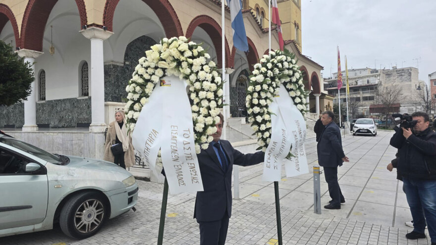 Σε κλίμα οδύνης η κηδεία του Βασίλη Καλογήρου - «Να έχετε ευλογία στη ζωή σας», είπε η μάνα του έξω από τον ναό