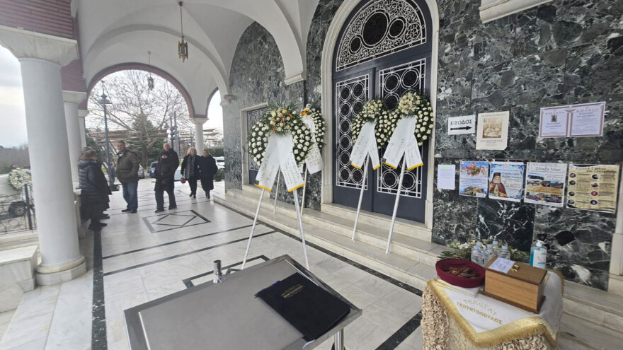 Σε κλίμα οδύνης η κηδεία του Βασίλη Καλογήρου - «Να έχετε ευλογία στη ζωή σας», είπε η μάνα του έξω από τον ναό